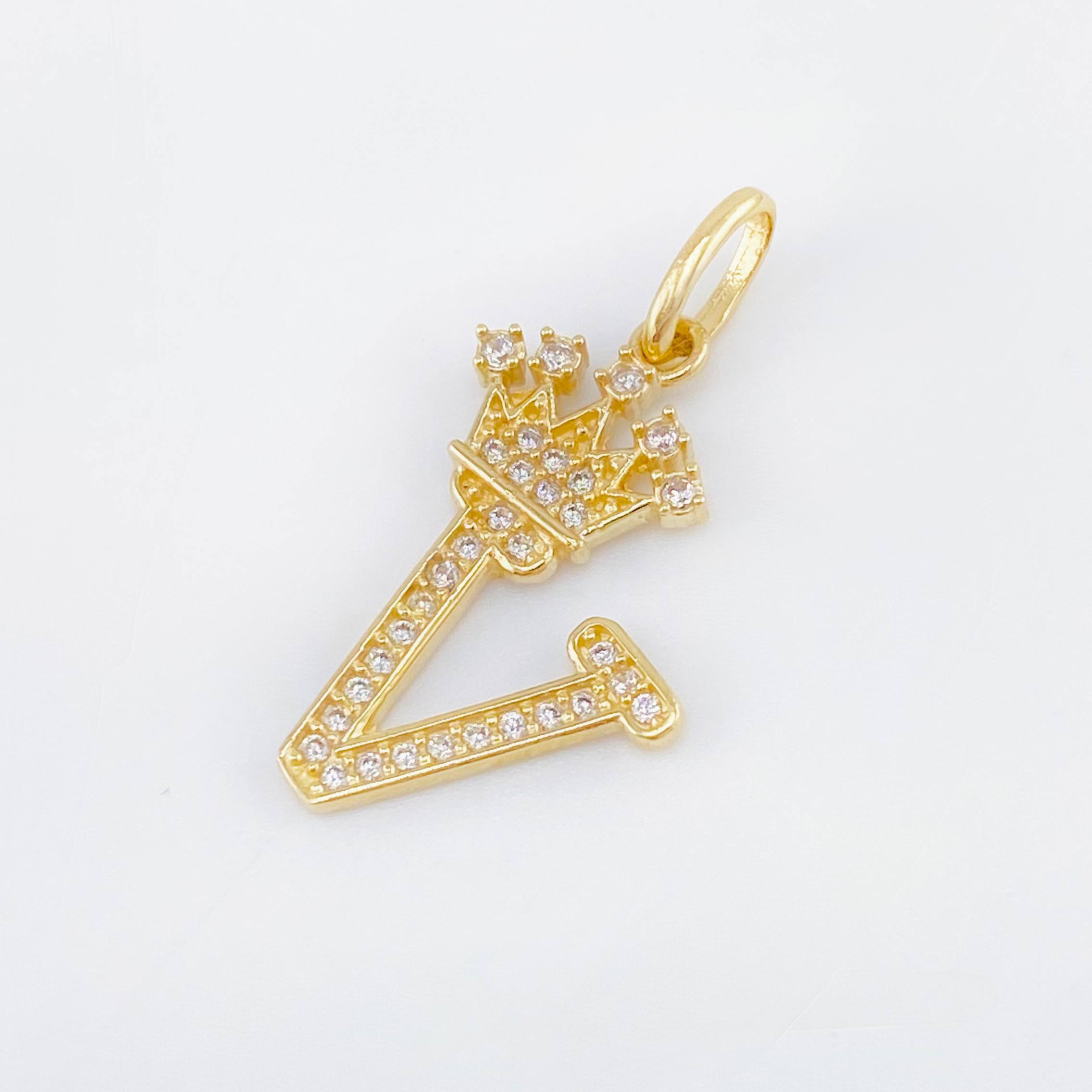 Dije Corona Letra V 1.7g / 1 in Oro Amarillo 18K