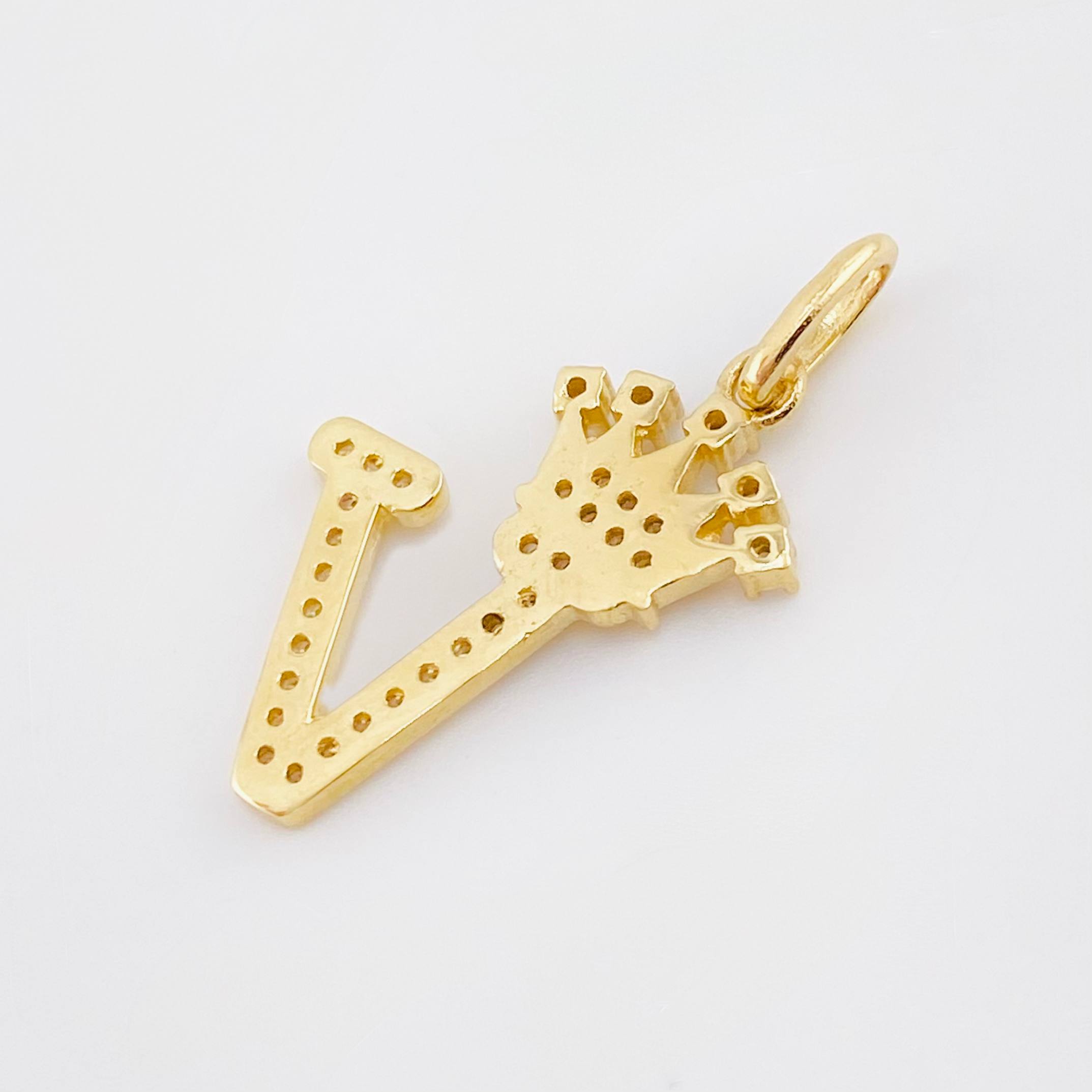 Dije Corona Letra V 1.7g / 1 in Oro Amarillo 18K