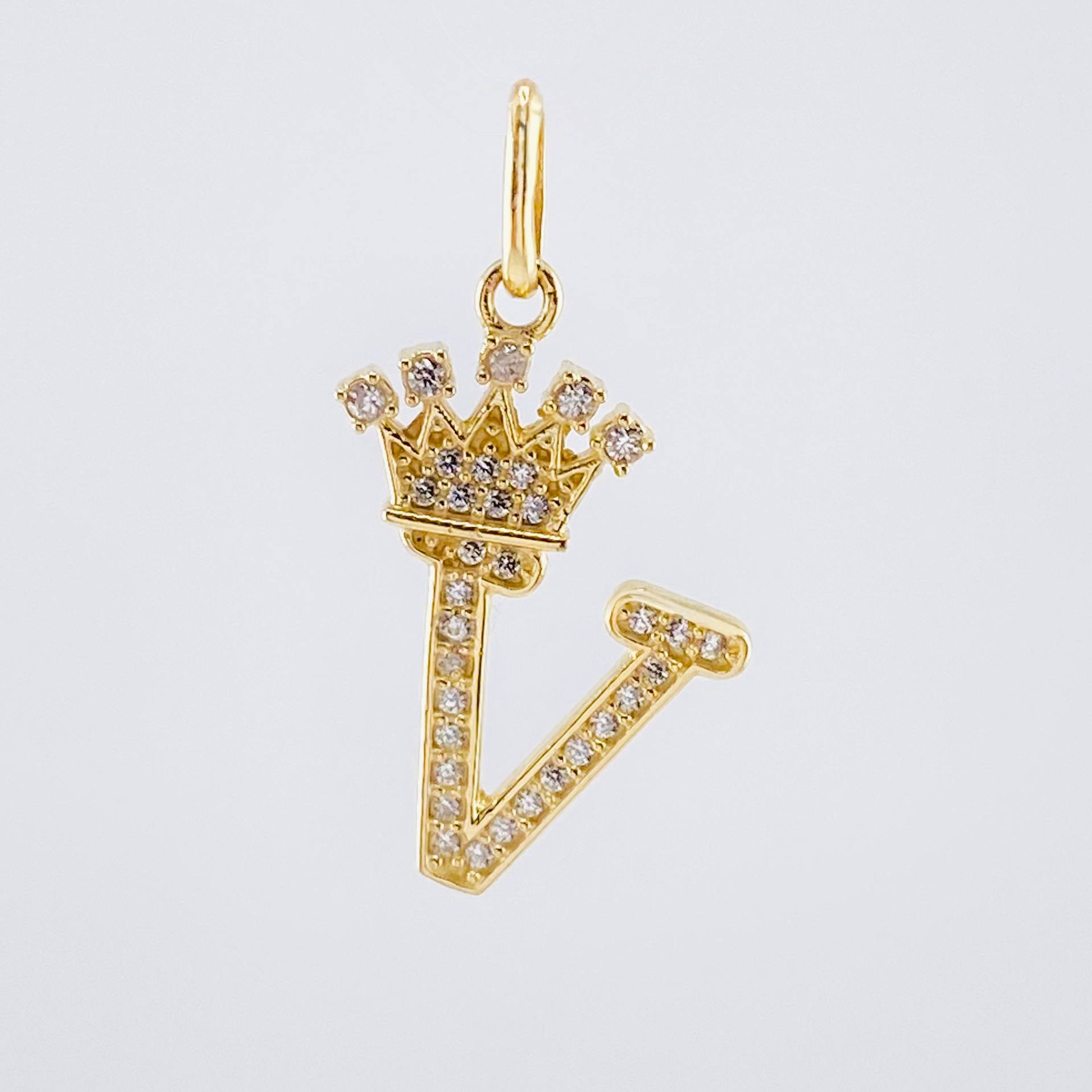 Crown Letter V Pendant 1.85gr / 1 in / 18K Yellow Gold ©