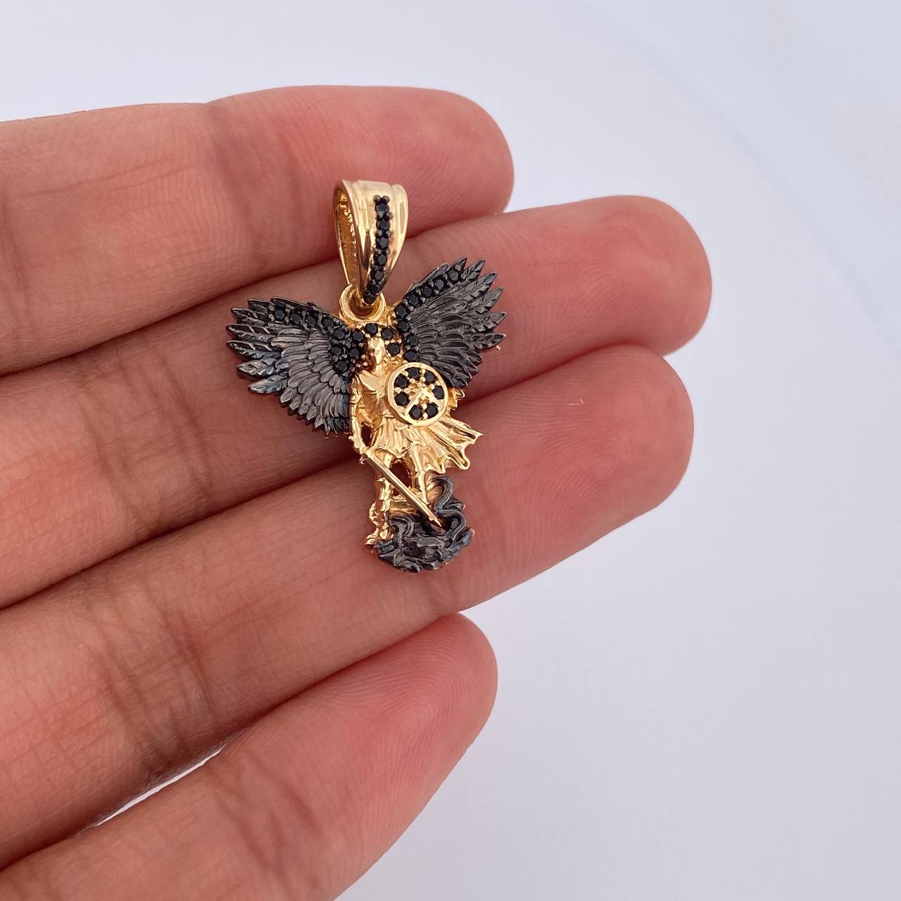 Dije San Miguel Arcangel 4.6gr / 2.9cm / Circones Negros Dos Oros Negro Amarillo 18K &