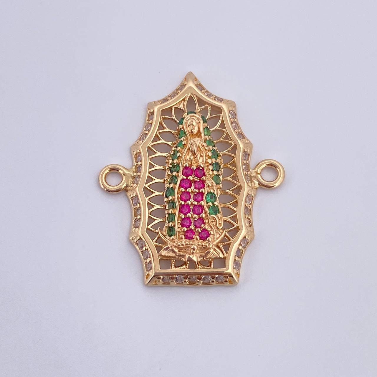 Herraje Virgen Guadalupe 2.85gr / 2.3cm / Circones Fucsias Verdes Blancos Oro Amarillo 18K &