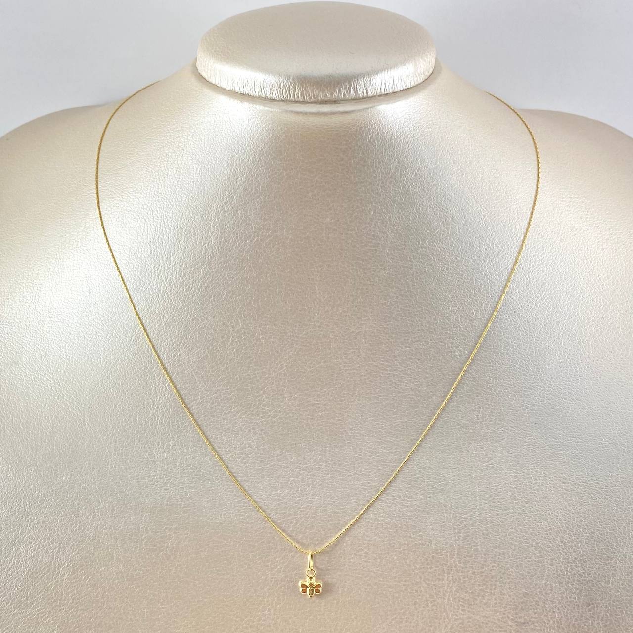 Set Cadena y Dije Hilo Petit + Abeja 1.15gr / 17 3/4 in / Oro Amarillo 18K ©