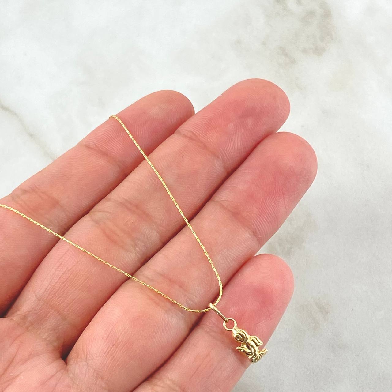 Set Cadena y Dije Aguja Trenzada + Angel 1.15gr / 17 3/4 in / Oro Amarillo 18K