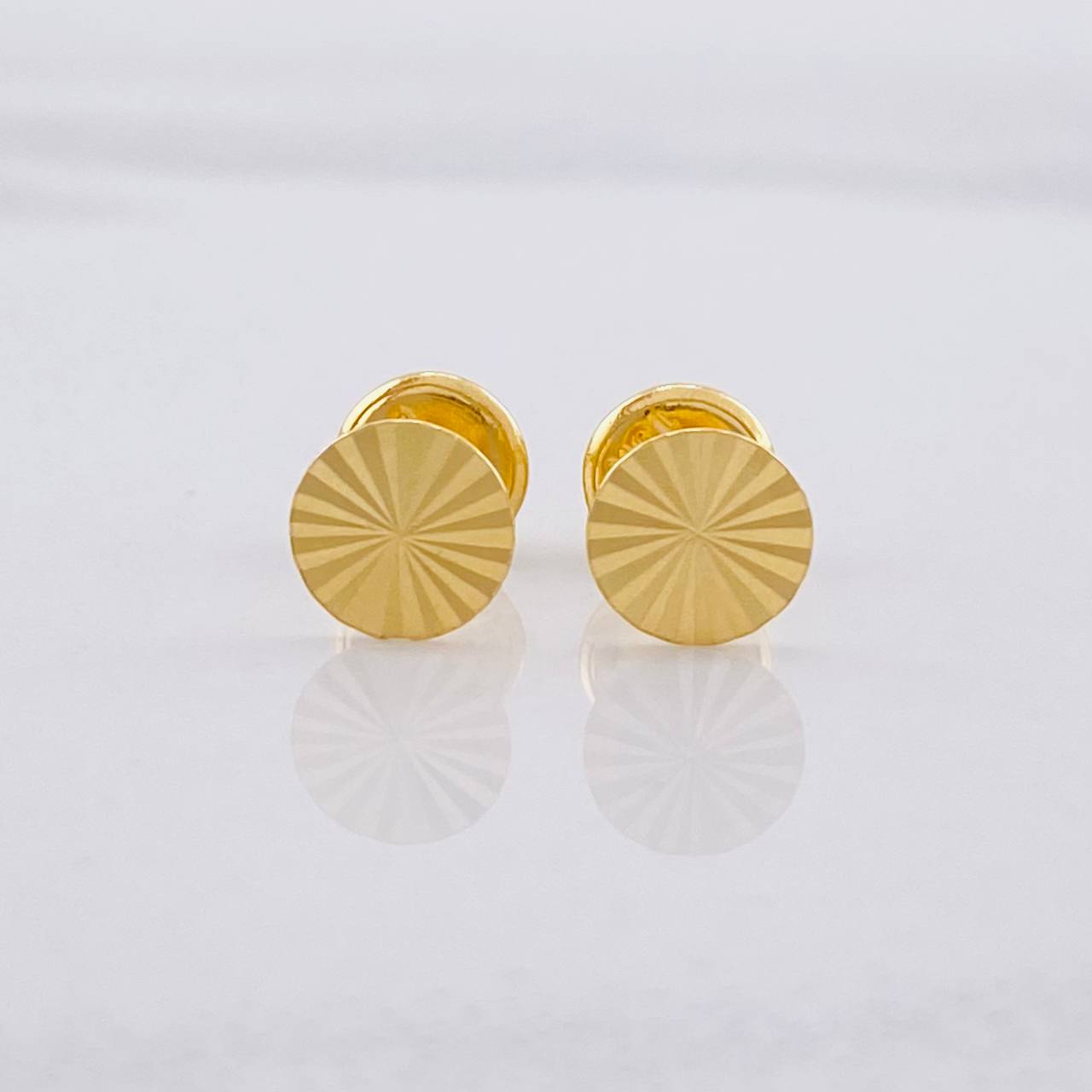 Flat Circle Diamond Cut Stud Earrings 0.55g / in / 6.25mm Yellow Gold 18K