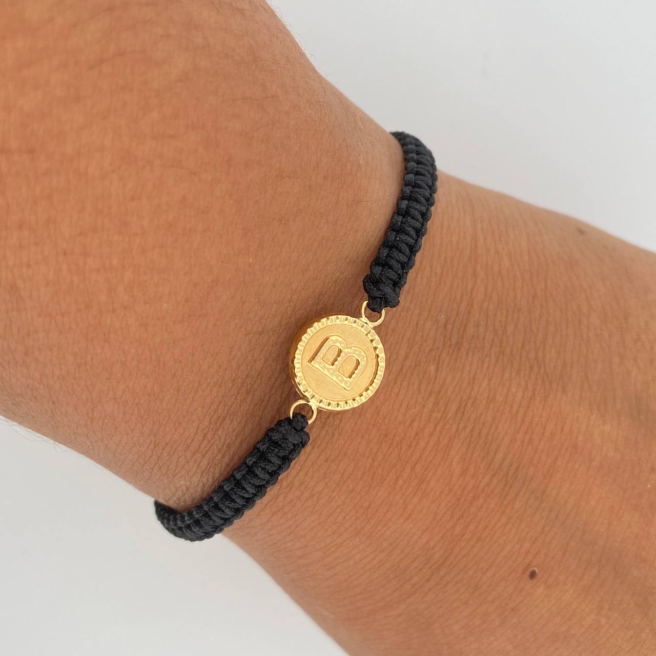Pulsera Negra Herraje Letra B 0.55gr / Troquelada Oro Amarillo 18K &