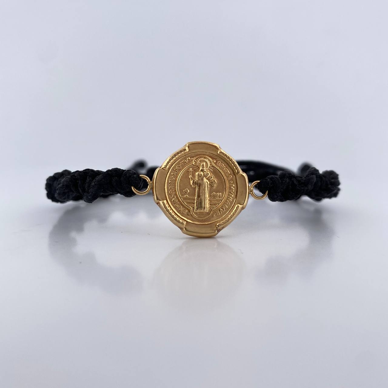Pulsera Negra Herraje San Benito 2.25gr / Troquelada Oro Amarillo 18K &