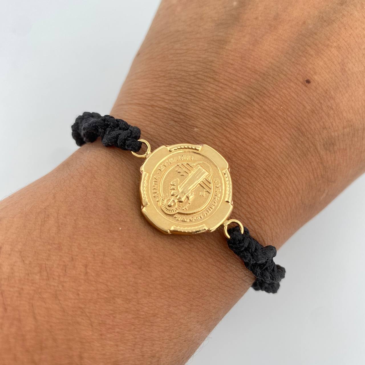 Pulsera Negra Herraje San Benito 2.25gr / Troquelada Oro Amarillo 18K &