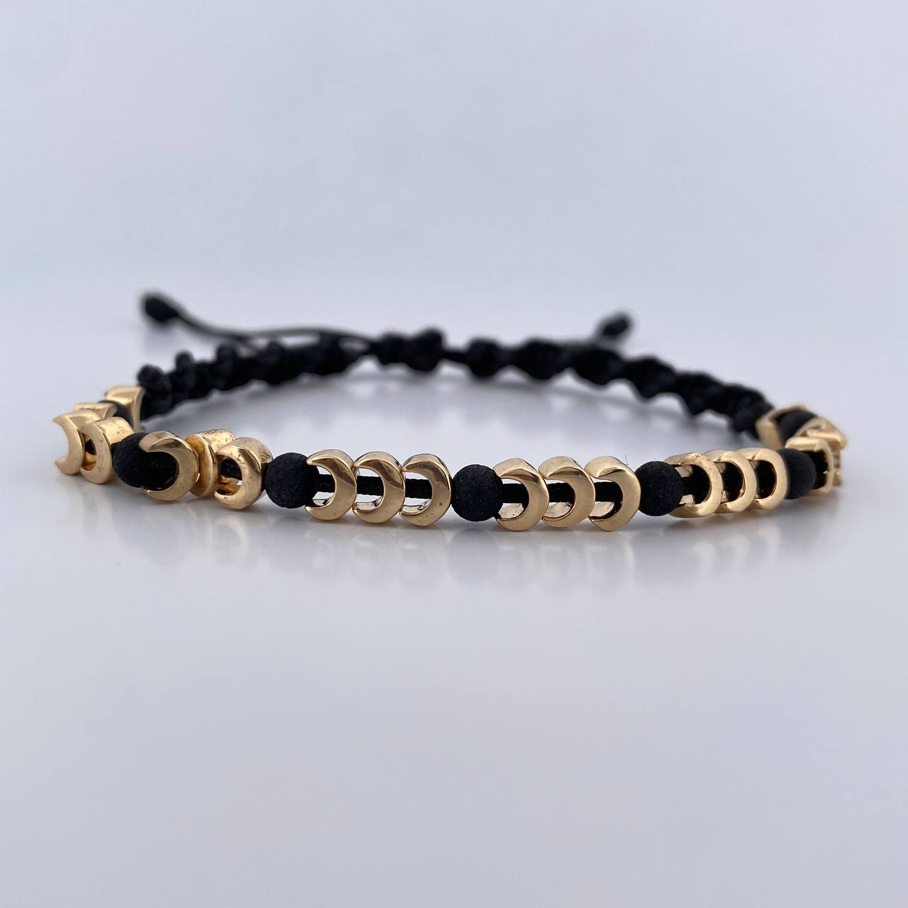 Pulsera Negra Herrajes Lunas 6.7gr / Neoprenos Oro Amarillo 18K &
