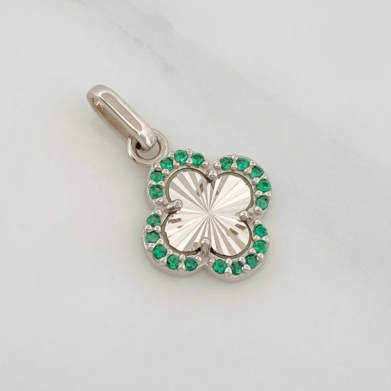 Clover Pendant 1g / 3/4 in White Gold 18K