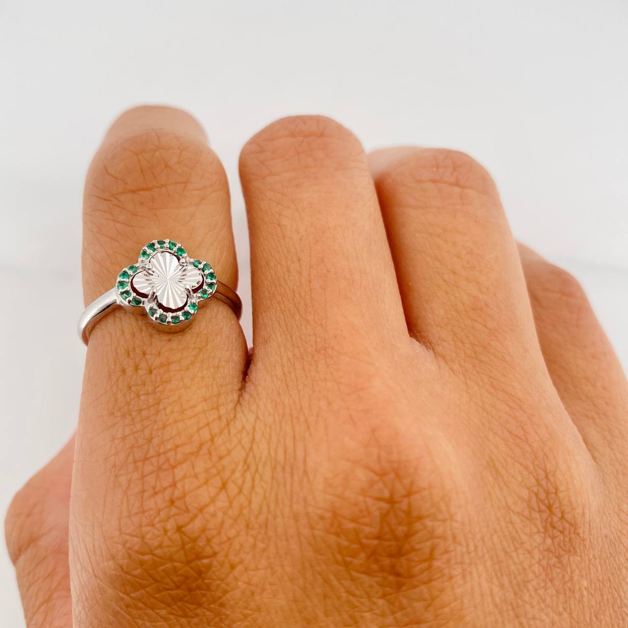 Anillo Trebol 2.25g / T6 1/4 Oro Blanco 18K