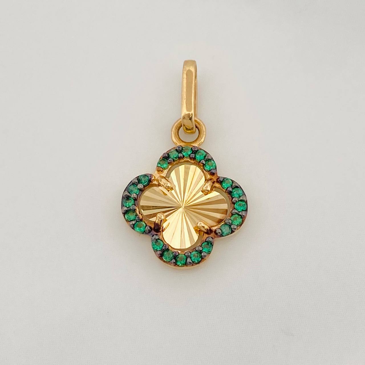 Dije Trebol 1g / 3/4 in Dos Oros Negro Amarillo 18K