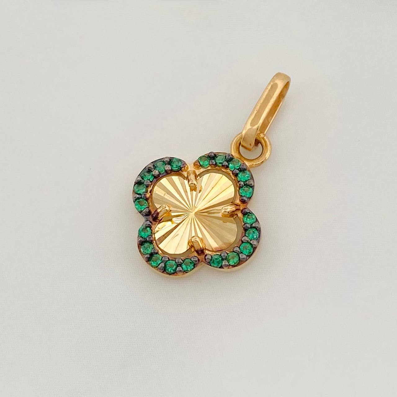 Dije Trebol 1g / 3/4 in Dos Oros Negro Amarillo 18K