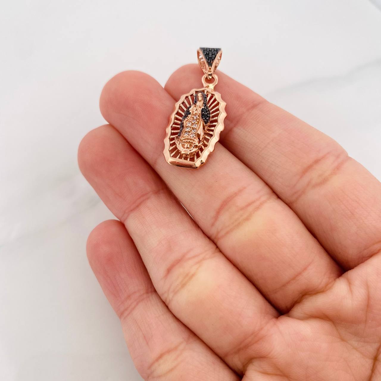 Dije Virgen de Guadalupe 2.95g / 1 1/4 in Dos Oros Negro Rosa 18K