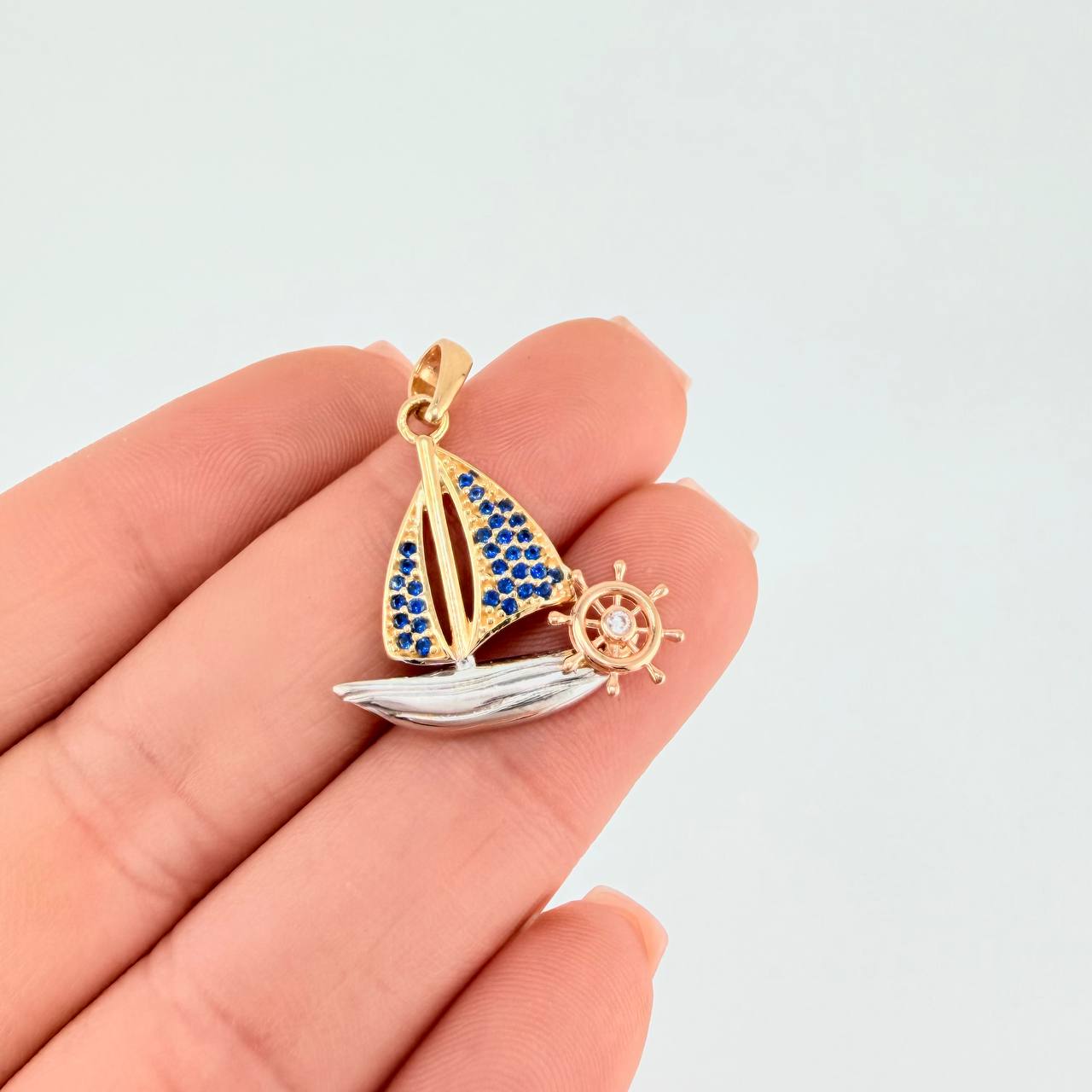 Pendant Ship 2.85 g / 1 in Three 18K Golds