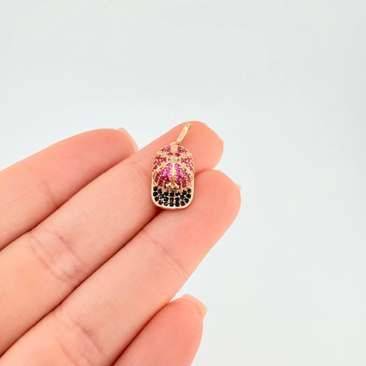 Dije Gorra Ny 1.95 g / 3/4 in Oro Rosa 18K