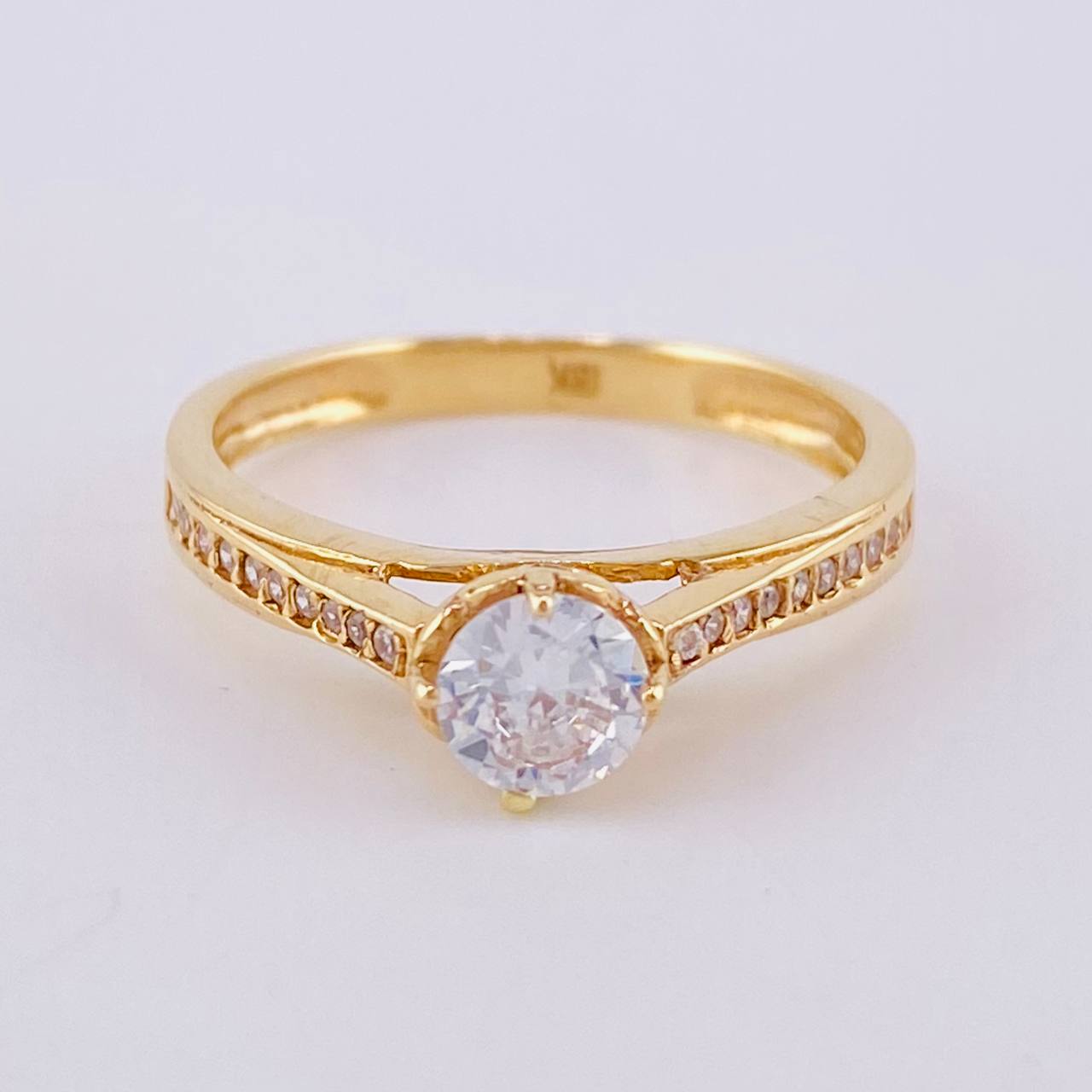 Solitaire Ring with Heart Bridges 2.6 g / T7 Yellow Gold 18K