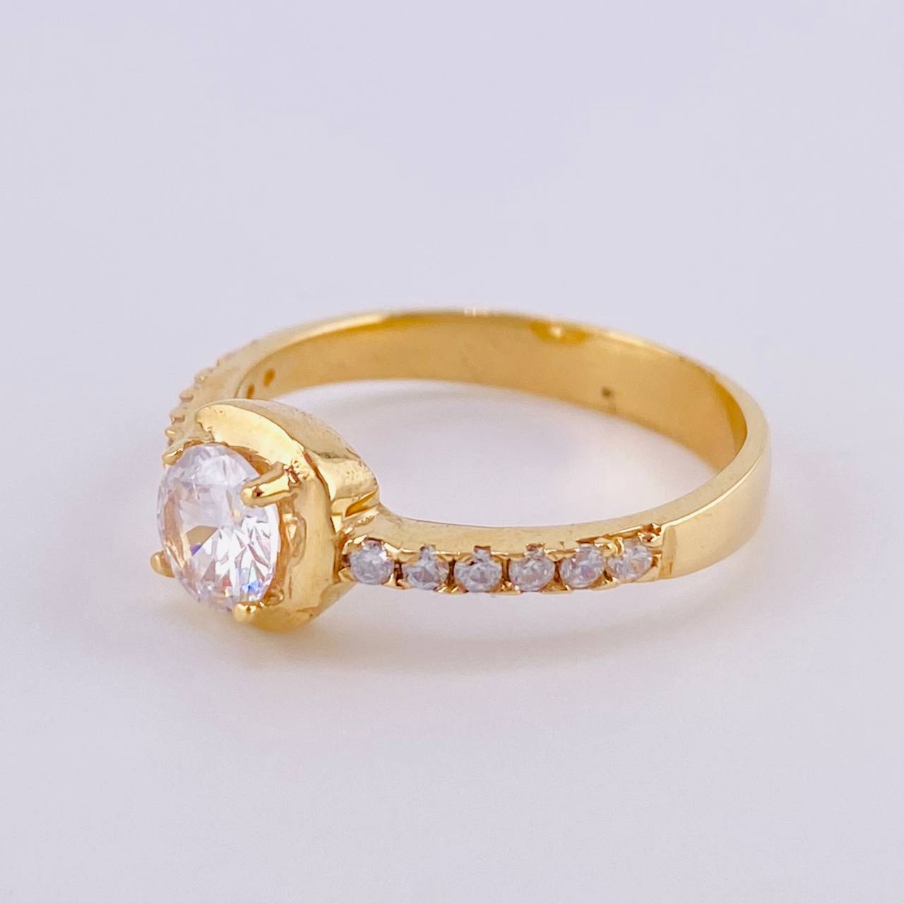 Anillo Hallo Incrustado 3.6 g / T7 1/2 Oro Amarillo 18K