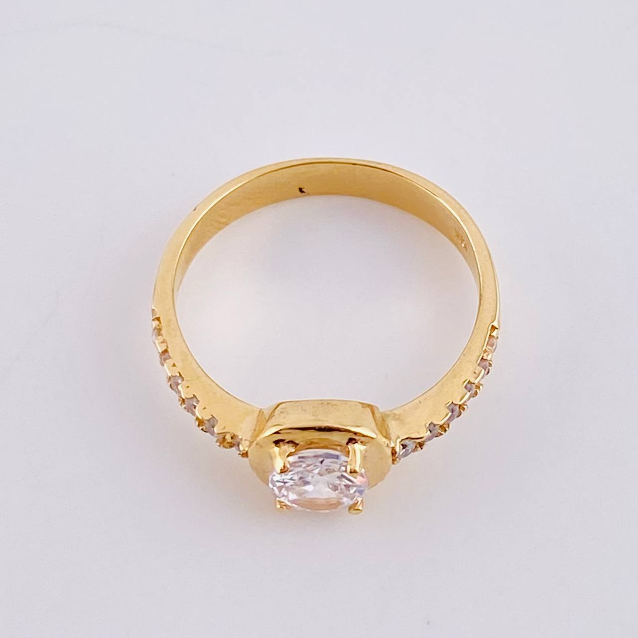 Anillo Hallo Incrustado 3.6 g / T7 1/2 Oro Amarillo 18K