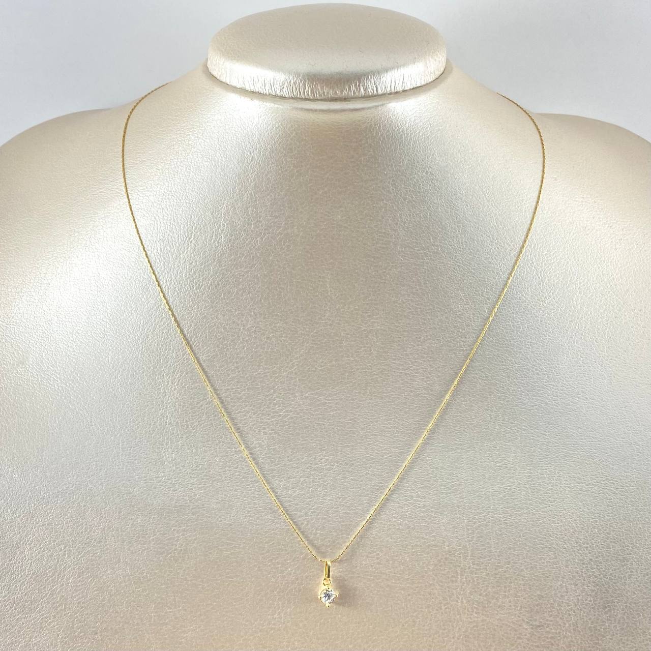 Set Cadena y Dije Aguja Trenzada + Piedra 1.3gr / 17 3/4 in / Oro Amarillo 18K