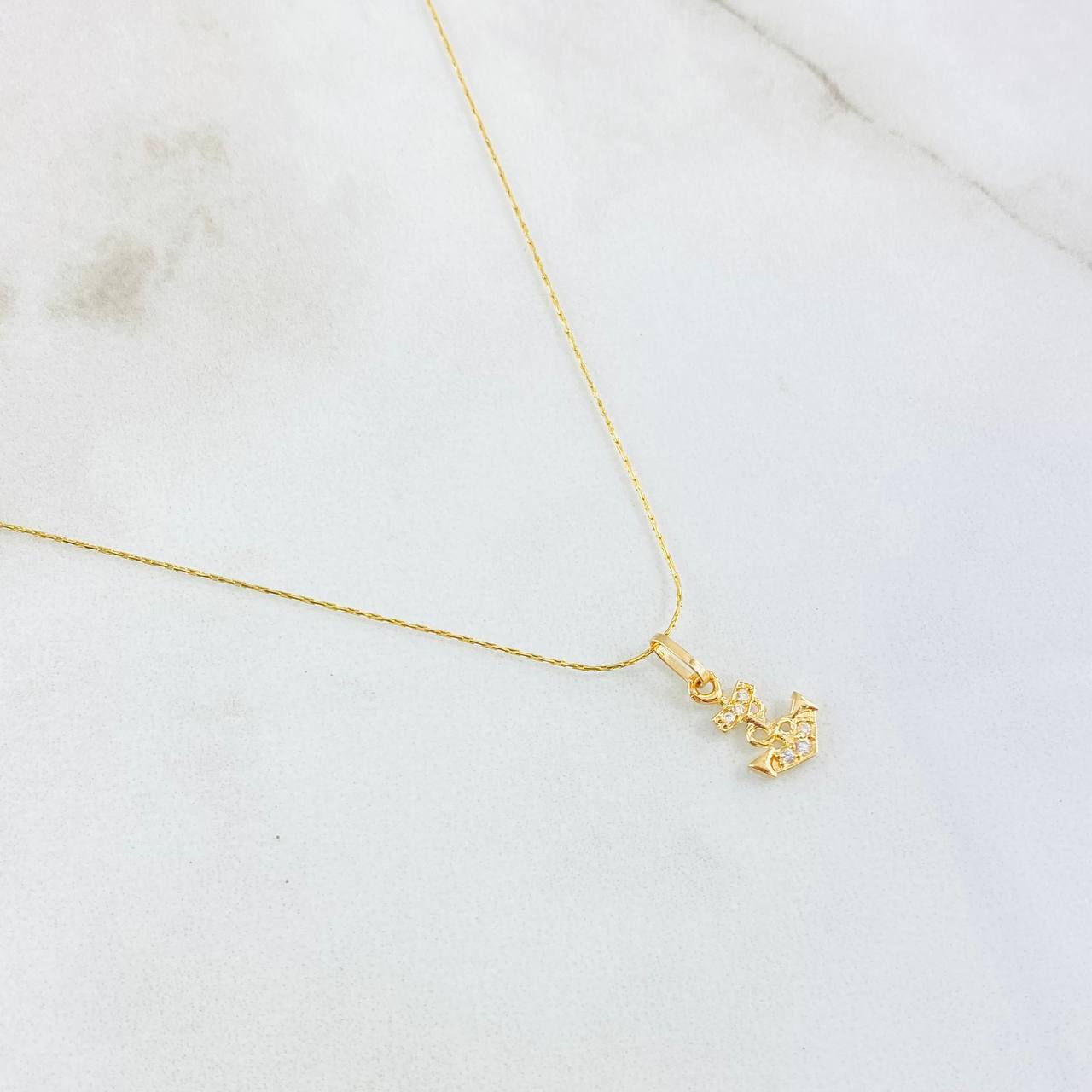 Set Cadena y Dije Aguja Trenzada + Ancla 1.35gr / 17 3/4 in / Oro Amarillo 18K ©