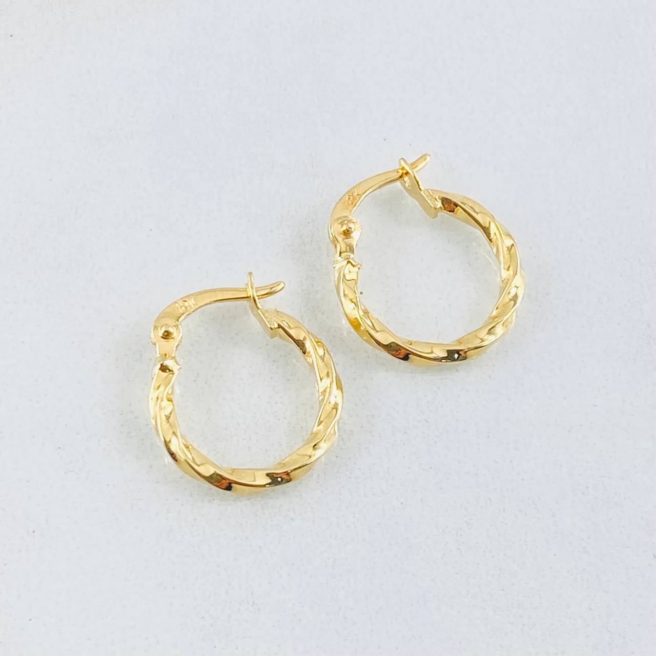 Candongas Kary 0.85gr / 1/2 in / Oro Amarillo 18K