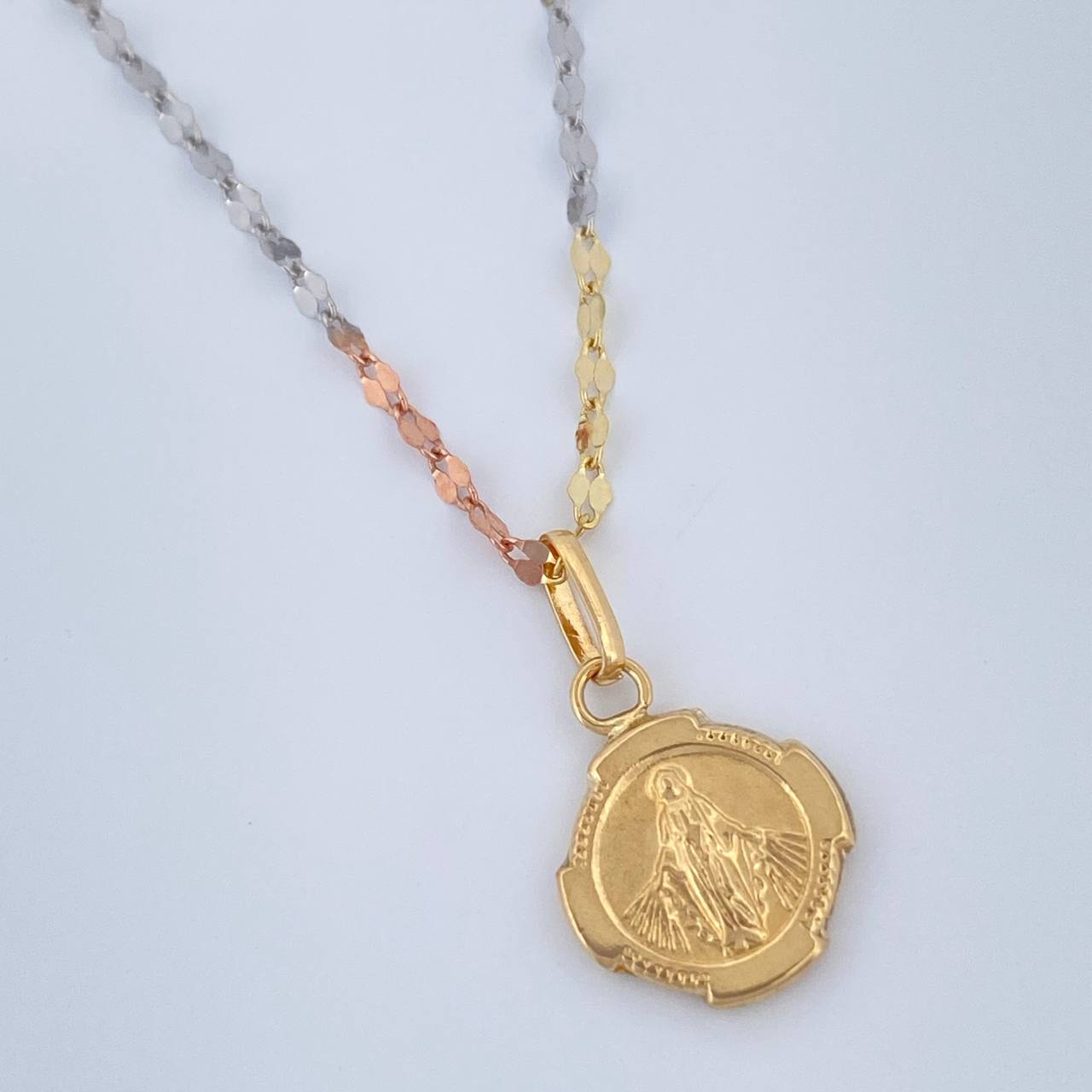 Set Cadena y Dije Flor Espejo + Virgen Milagrosa 1.35gr / 19 3/4 in / Tres Oros 18K $