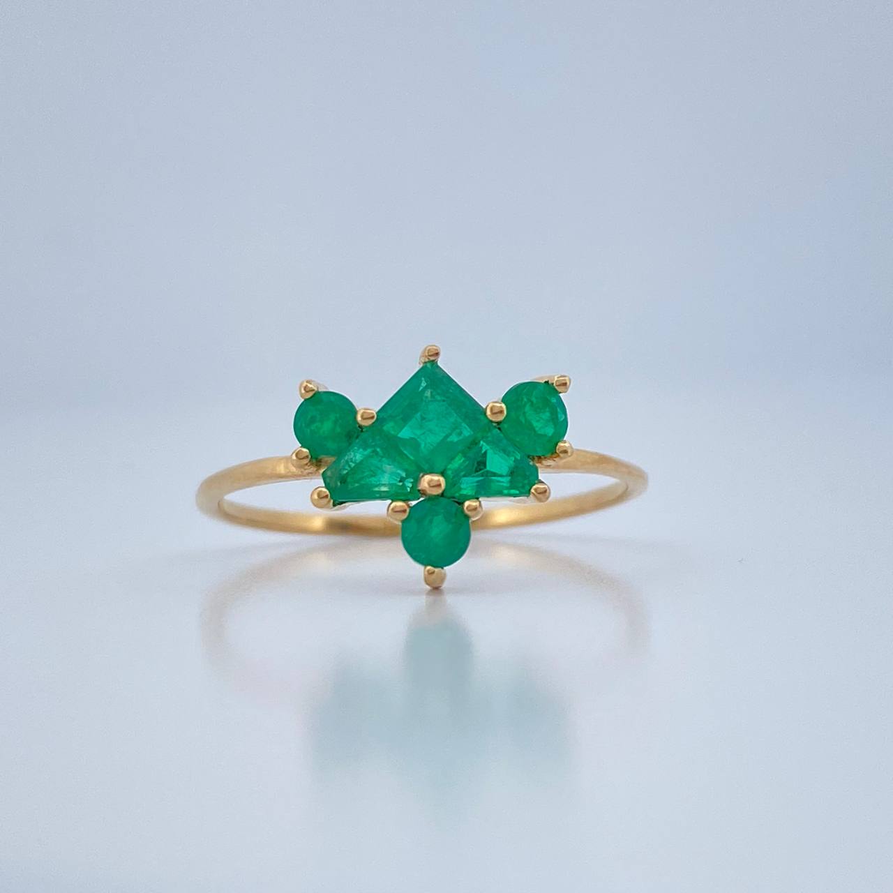 Emerald Figures Ring 1.25gr / Size 5 1/2 / 18K Yellow Gold &