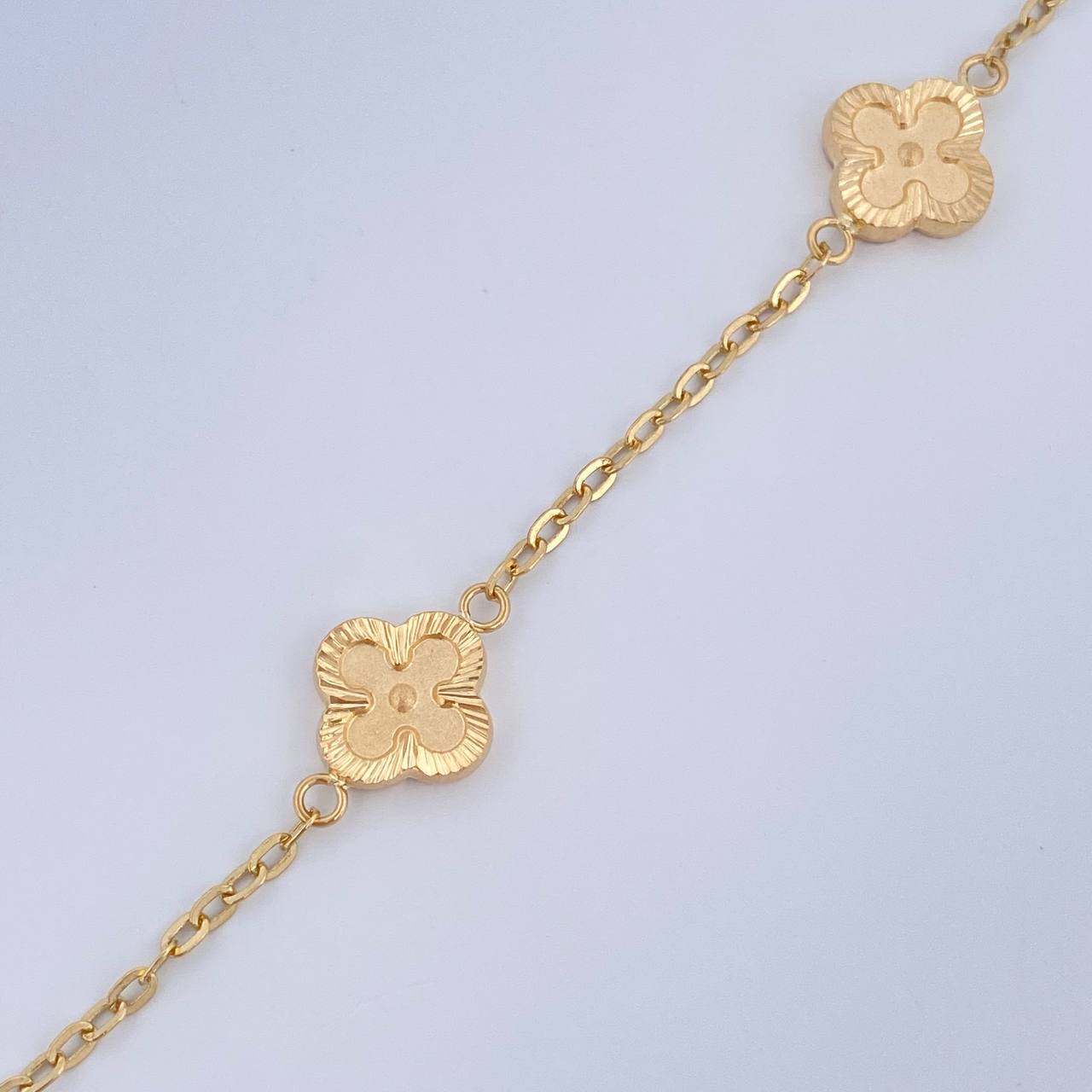 Clover Bracelet Continuous Hoop 3.4gr / 7.5in / 18K Gold $