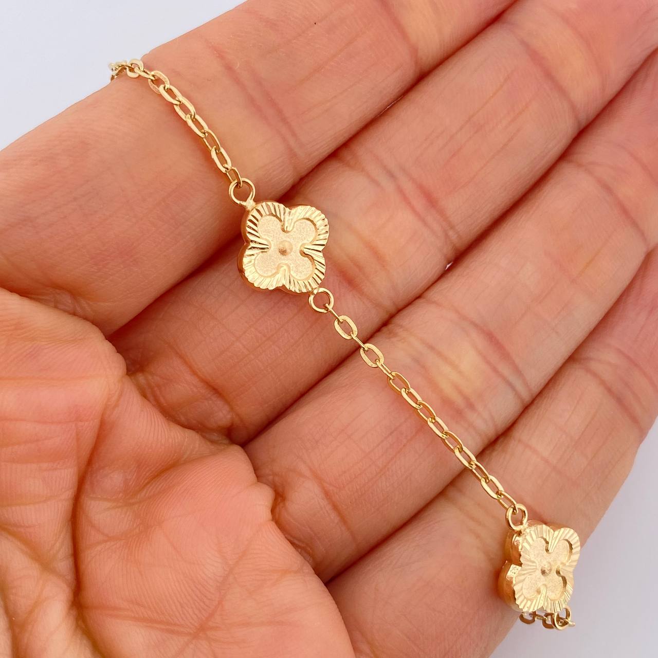 Clover Bracelet Continuous Hoop 3.4gr / 7.5in / 18K Gold $