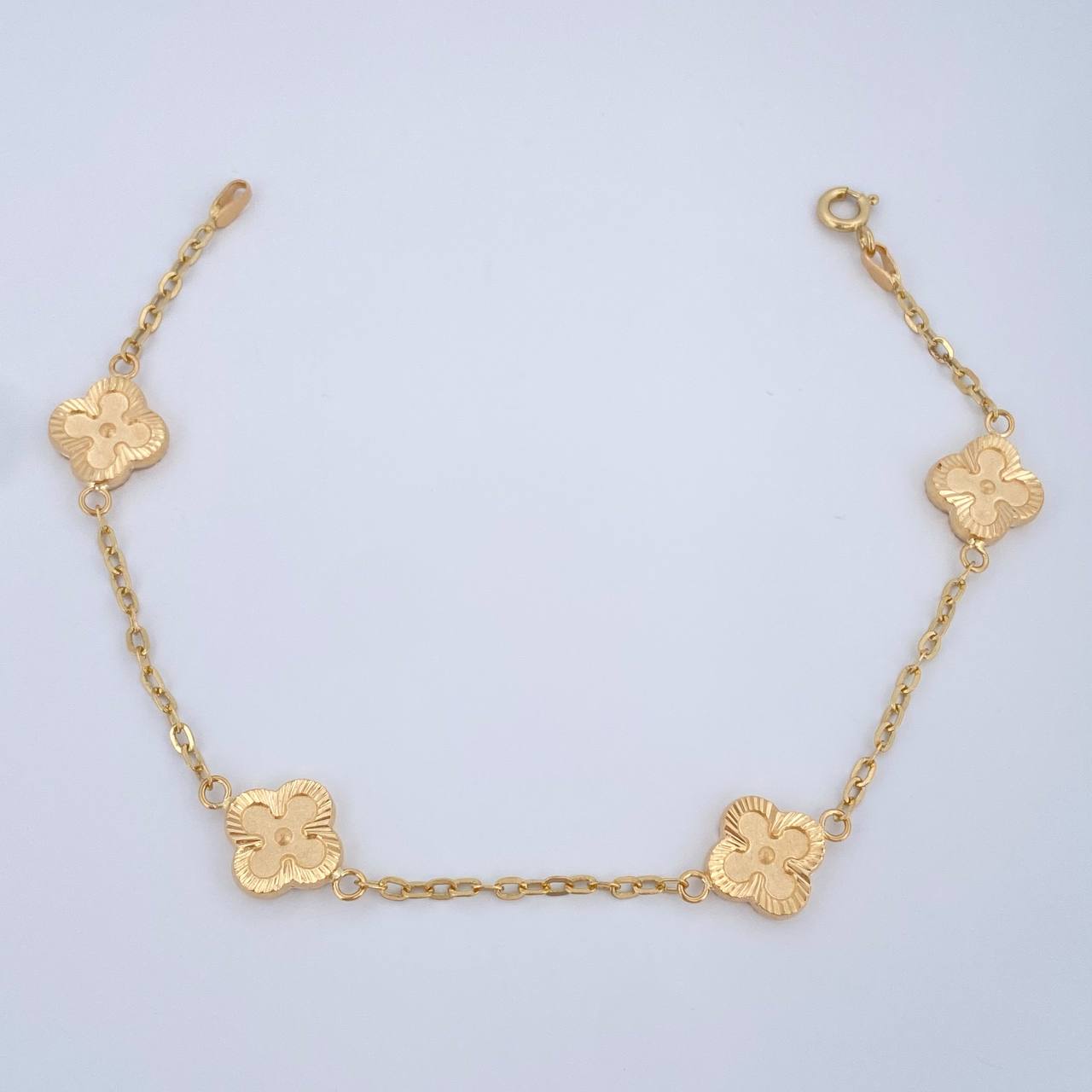 Clover Bracelet Continuous Hoop 3.4gr / 7.5in / 18K Gold $