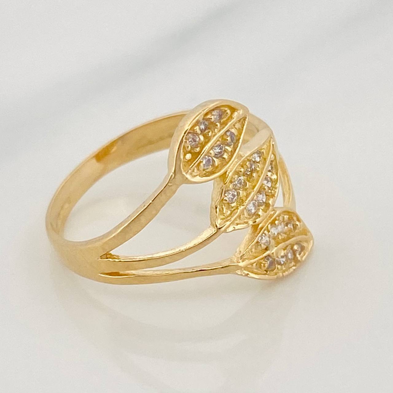 Anillo Hojas 2.4g / T5 3/4 Oro Amarillo 18K
