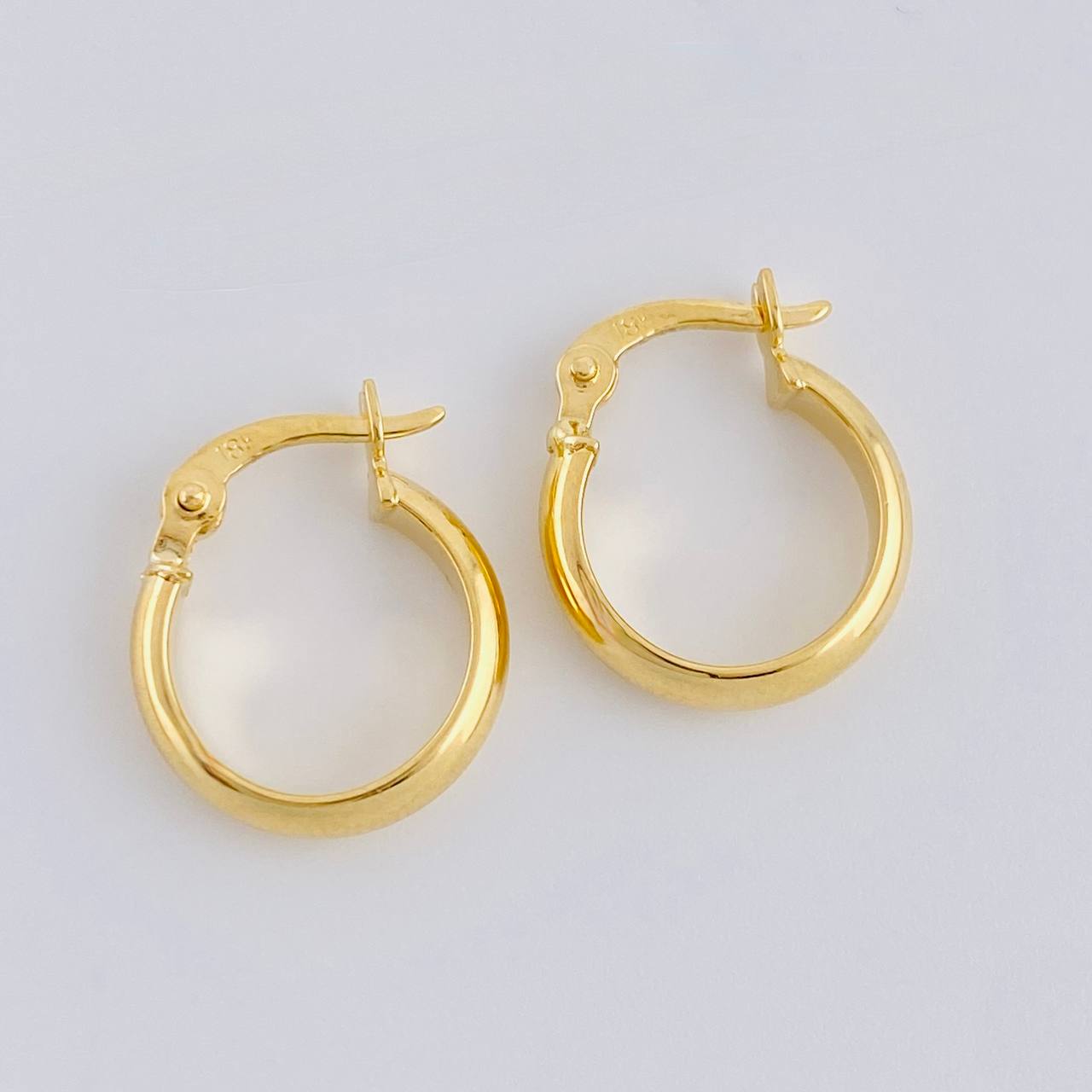 Hoop Earrings Gera 1.1 g / 1/2 in 18K Yellow Gold