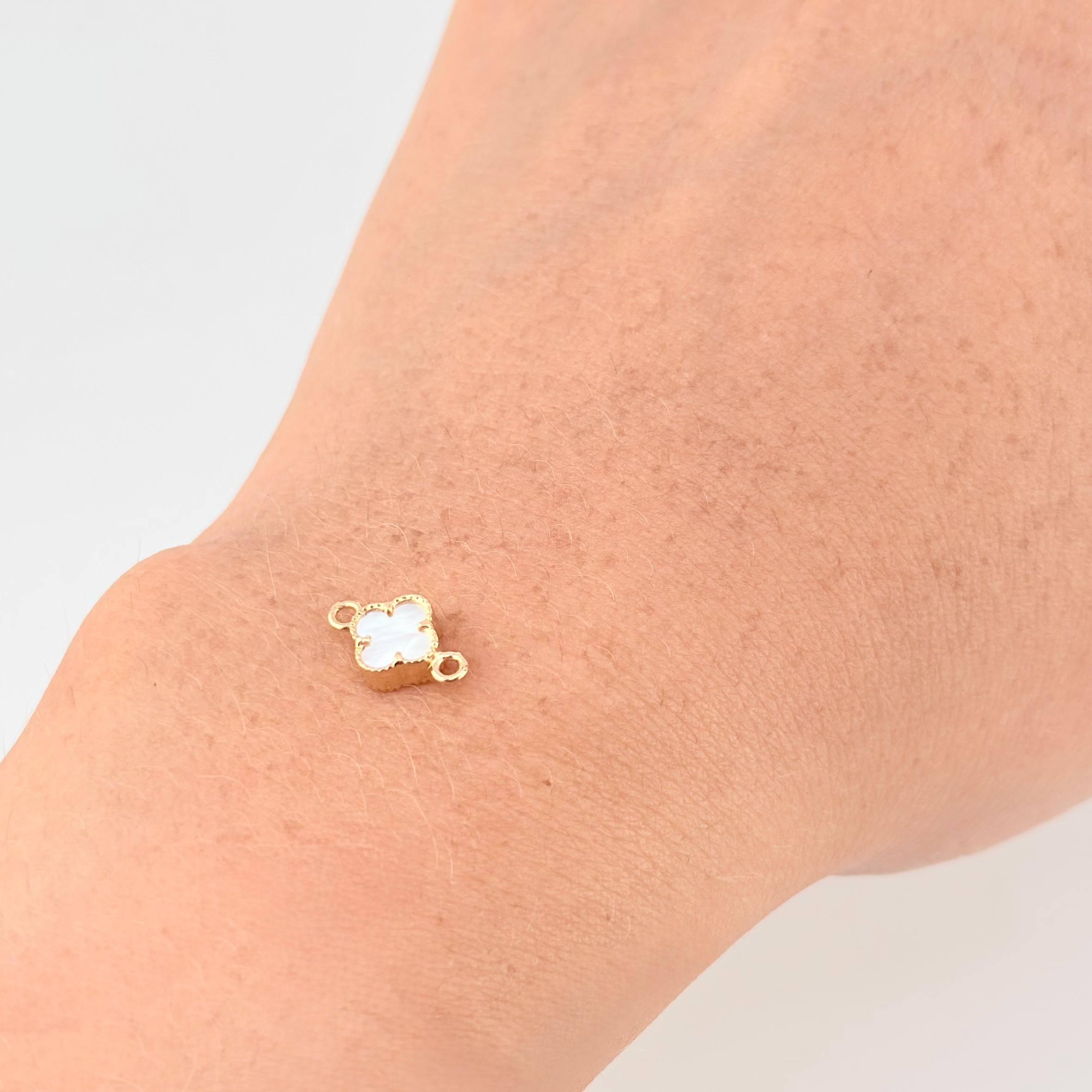 Herraje Trebol Nacar Blanco 0.5 g / 1/2 in Oro Amarillo 18K