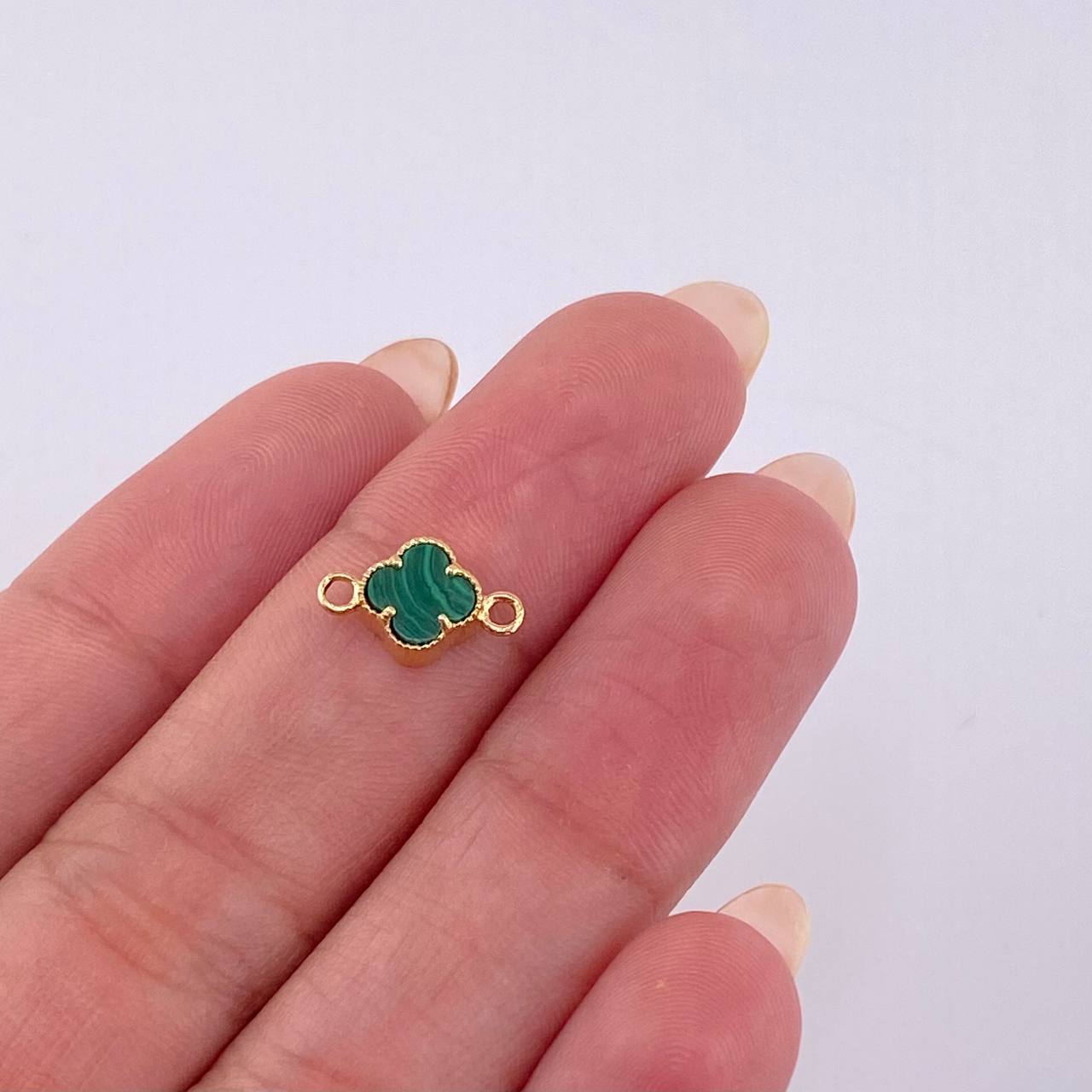 Clover Charm Green Malachite 0.45 g / 1/2 in 18K Yellow Gold