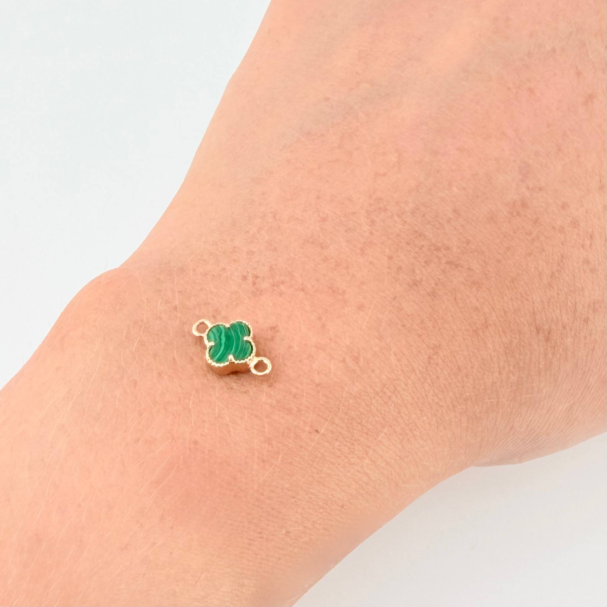 Clover Charm Green Malachite 0.45 g / 1/2 in 18K Yellow Gold
