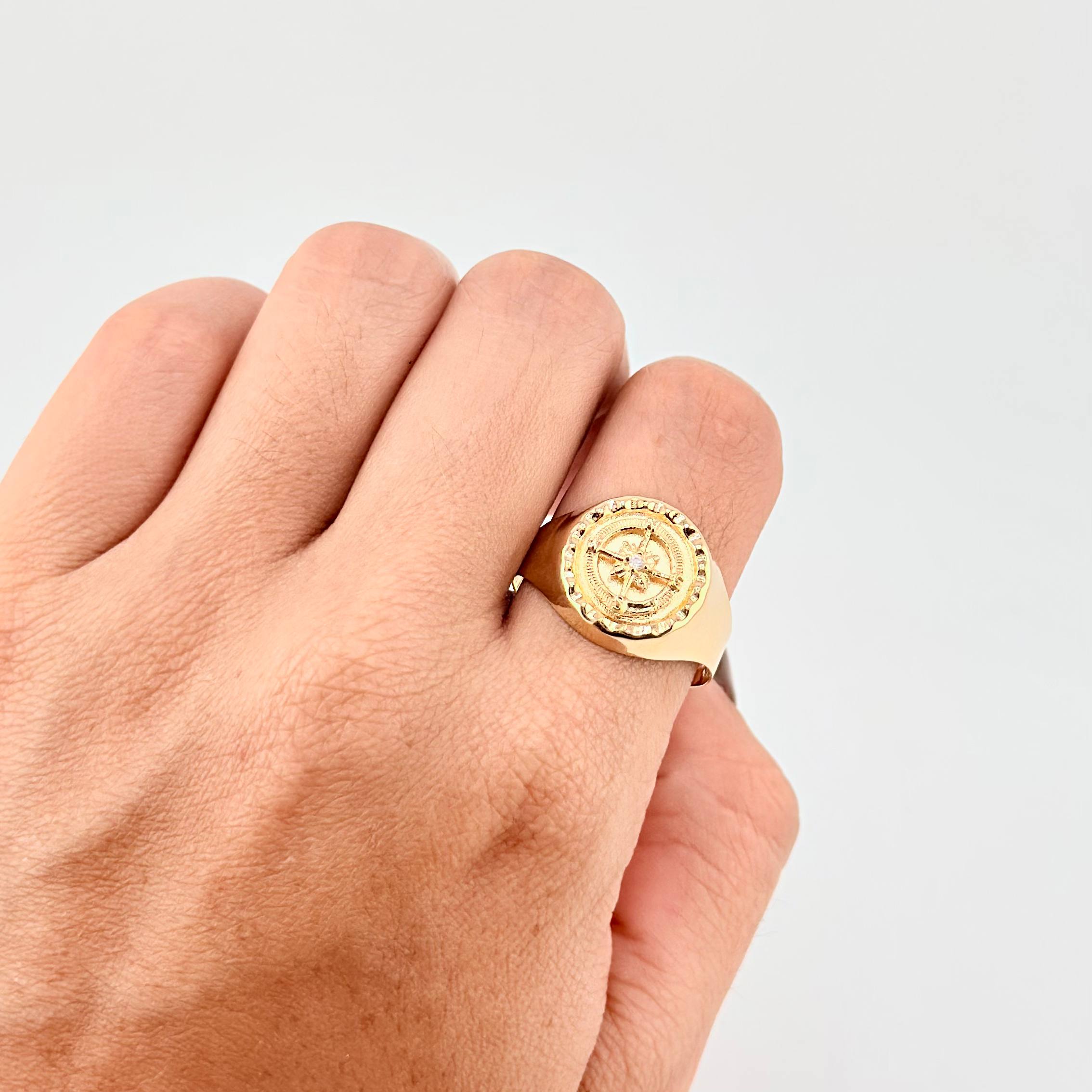 Anillo Sello Bordeado Brujula 3.6g / T12 Oro Amarillo 18K