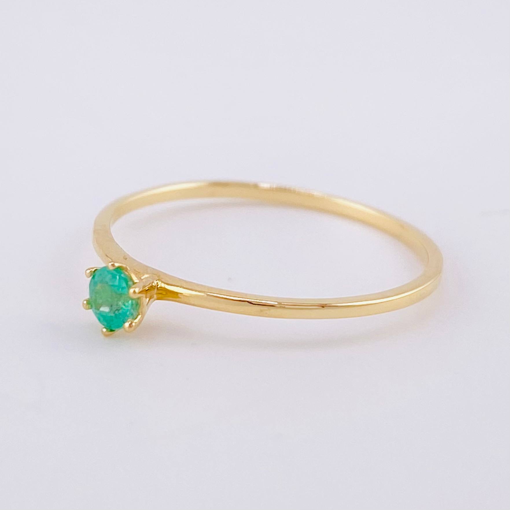 Anillo Solitario Seis Garras Esmeralda 6pts 0.9g / T6 3/4 Oro Amarillo 18K