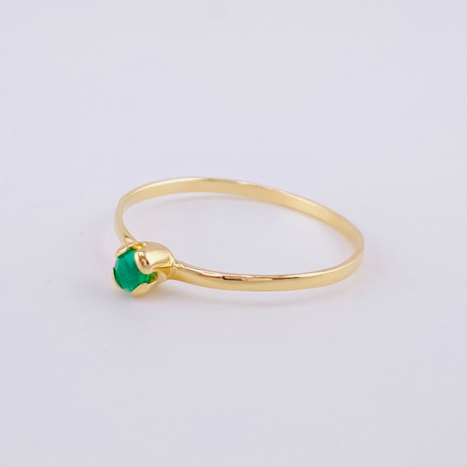 Solitaire Embraced Emerald Ring 8pts 0.8g / T6 Yellow Gold 18K