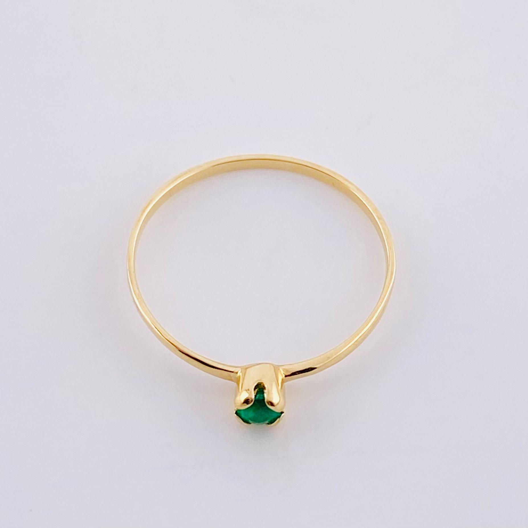 Solitaire Embraced Emerald Ring 8pts 0.8g / T6 Yellow Gold 18K