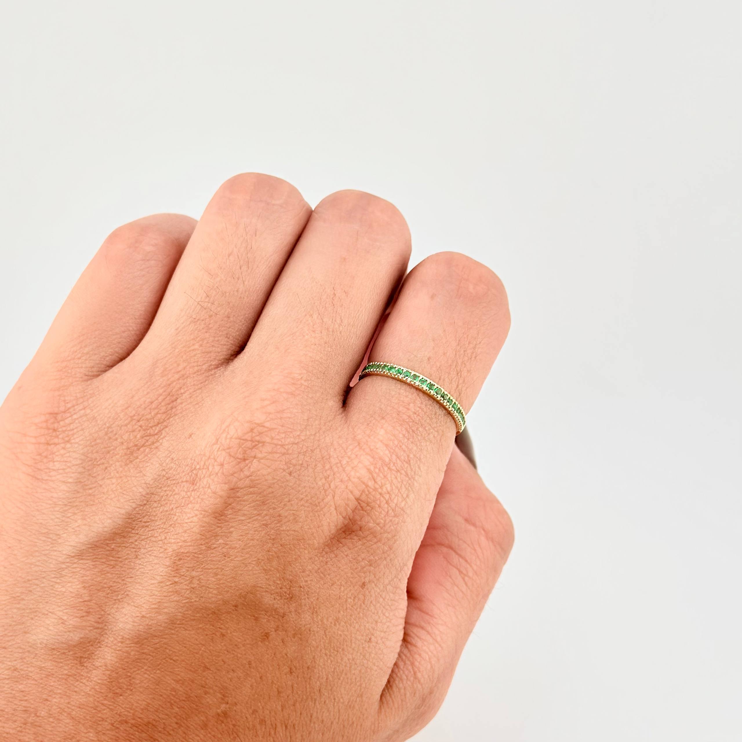 Anillo Carril Tupido Esmeraldas 17pts 1.5g / T6 1/2 Oro Amarillo 18K