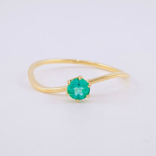 Anillo Solitario Curvo Esmeralda 21pts 1.1g / T6 3/4 Oro Amarillo 18K