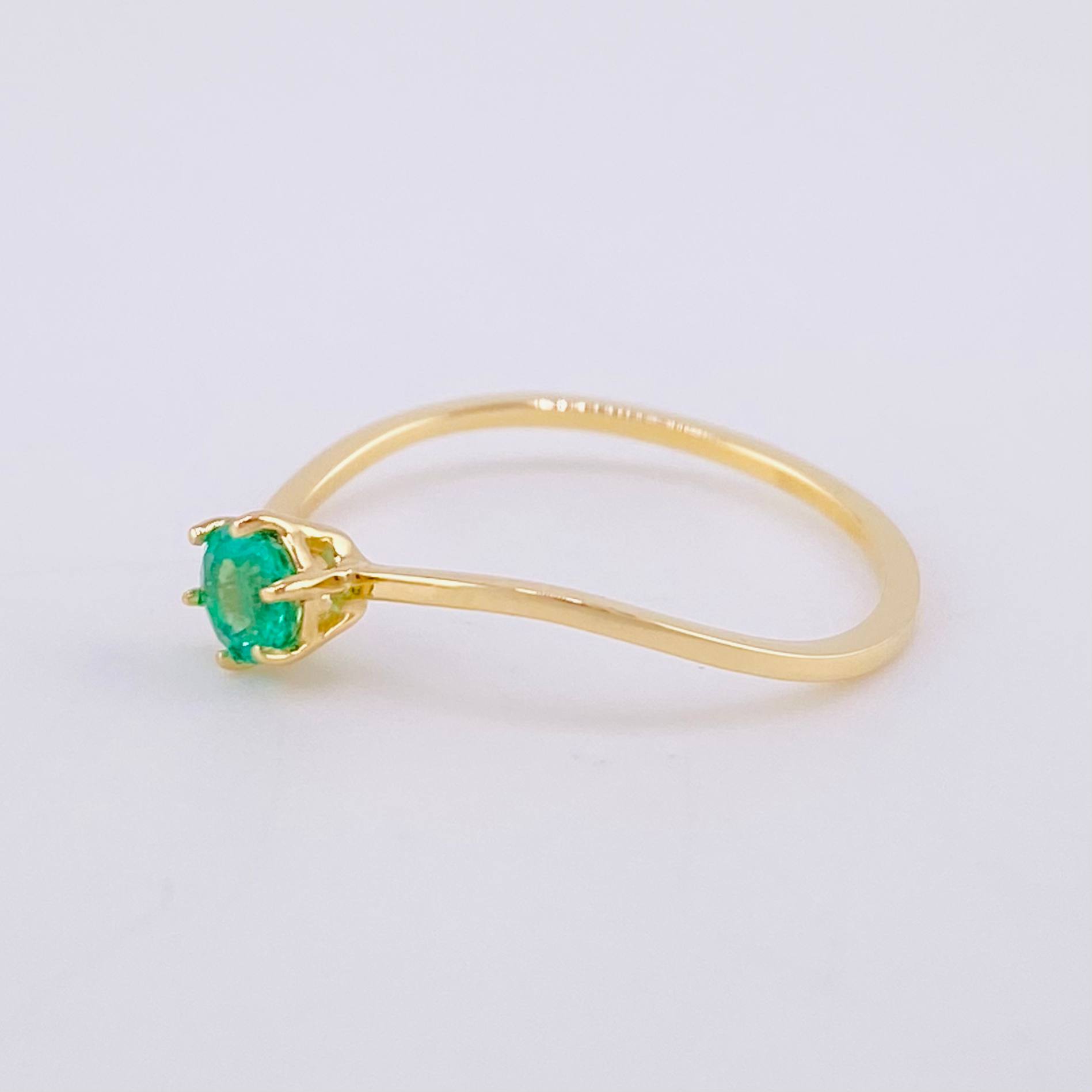 Anillo Solitario Curvo Esmeralda 21pts 1.1g / T6 3/4 Oro Amarillo 18K