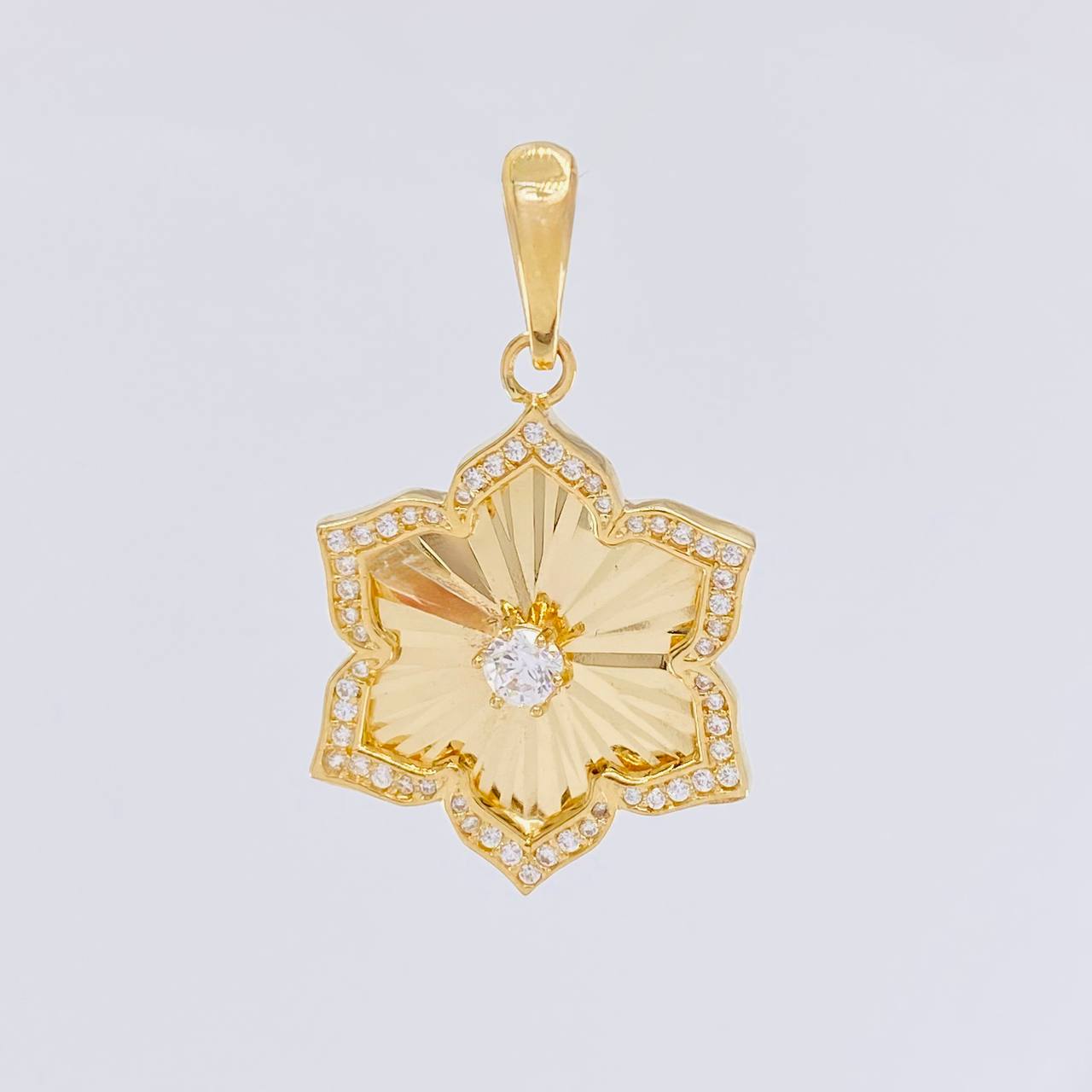 Pendant Lotus Flower 3.15g / 1 1/4 in 18K Yellow Gold