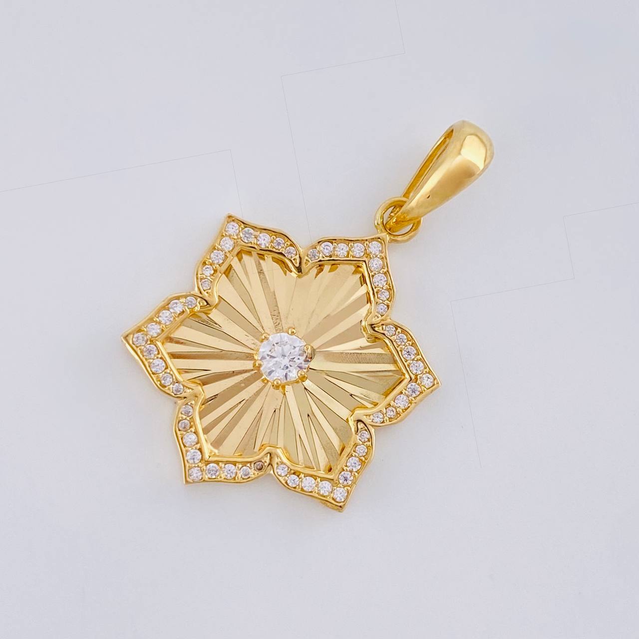 Dije Flor de Loto 3.45g / 1 1/4 in Oro Amarillo 18K