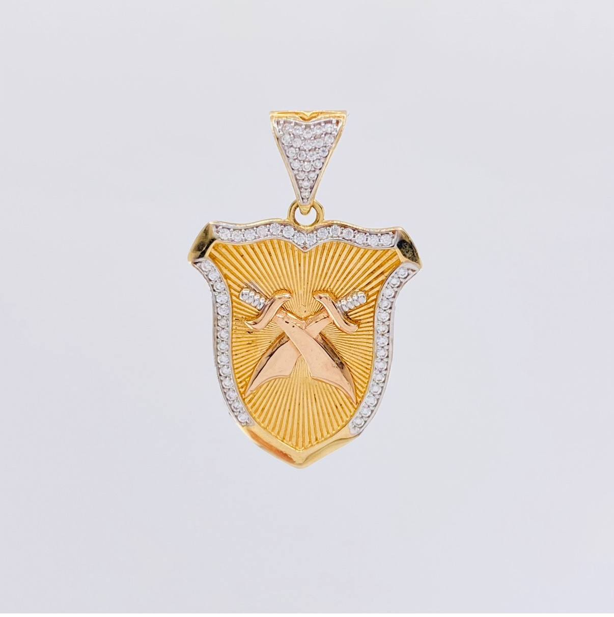 Dije Escudo Espadas Cruzadas 8.7g / 1 1/2 in Tres Oros 18K