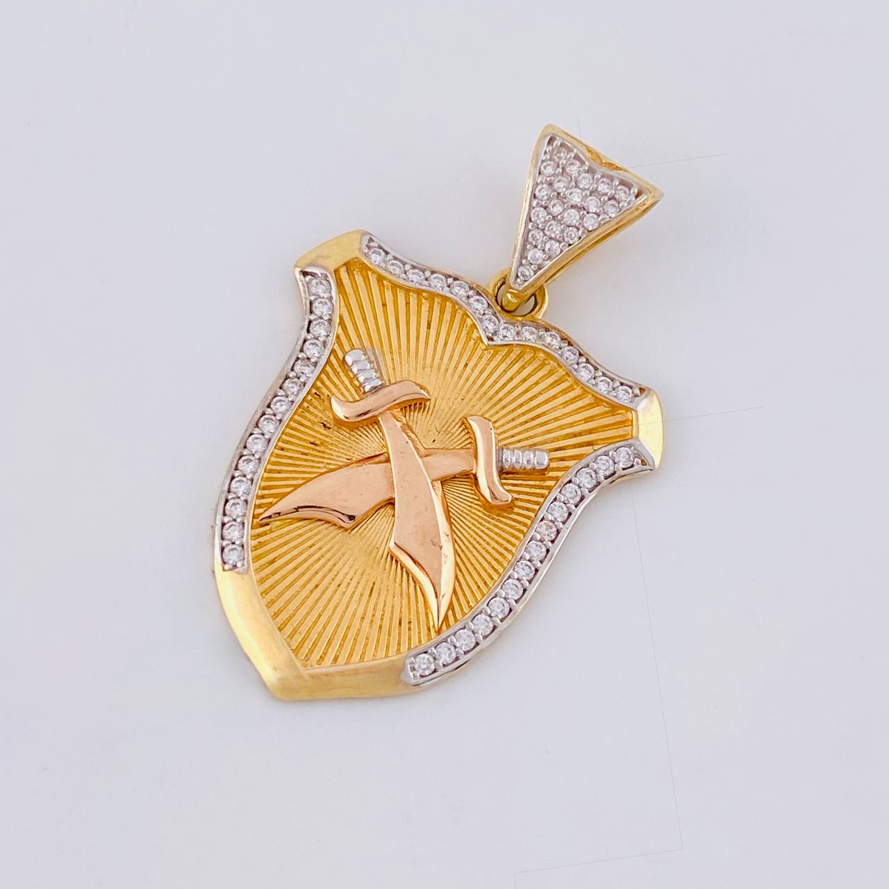Dije Escudo Espadas Cruzadas 8.7g / 1 1/2 in Tres Oros 18K