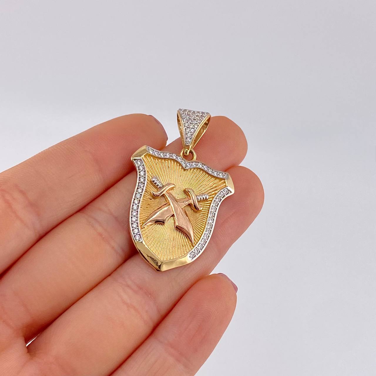 Dije Escudo Espadas Cruzadas 8.7g / 1 1/2 in Tres Oros 18K