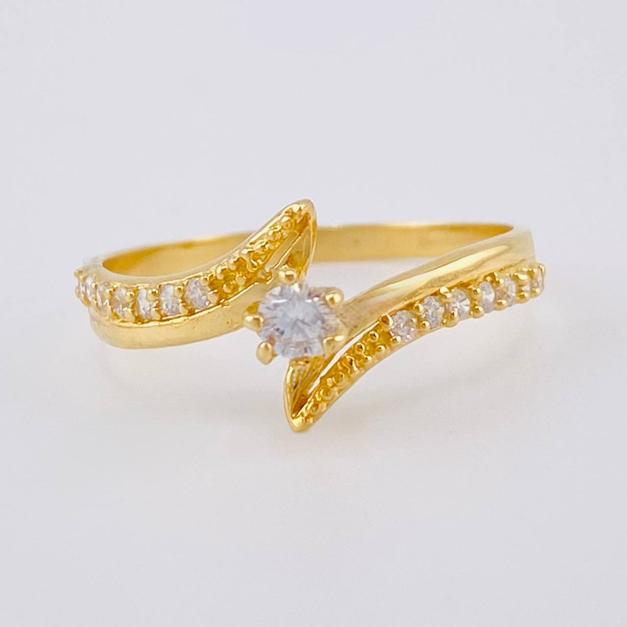 Anillo Solitario Olas Convergentes 1.85 g / T7 Oro Amarillo 18K
