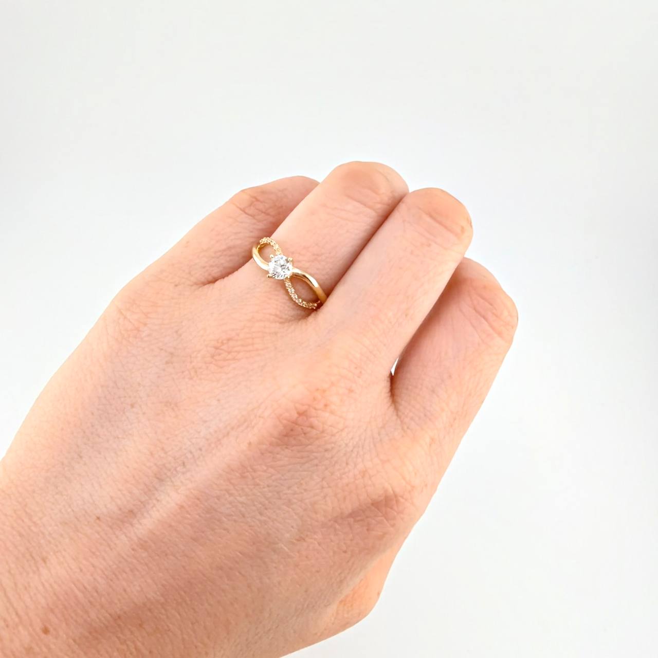Intertwined Solitaire Ring 2.45 g / T6 1/2 18K Yellow Gold