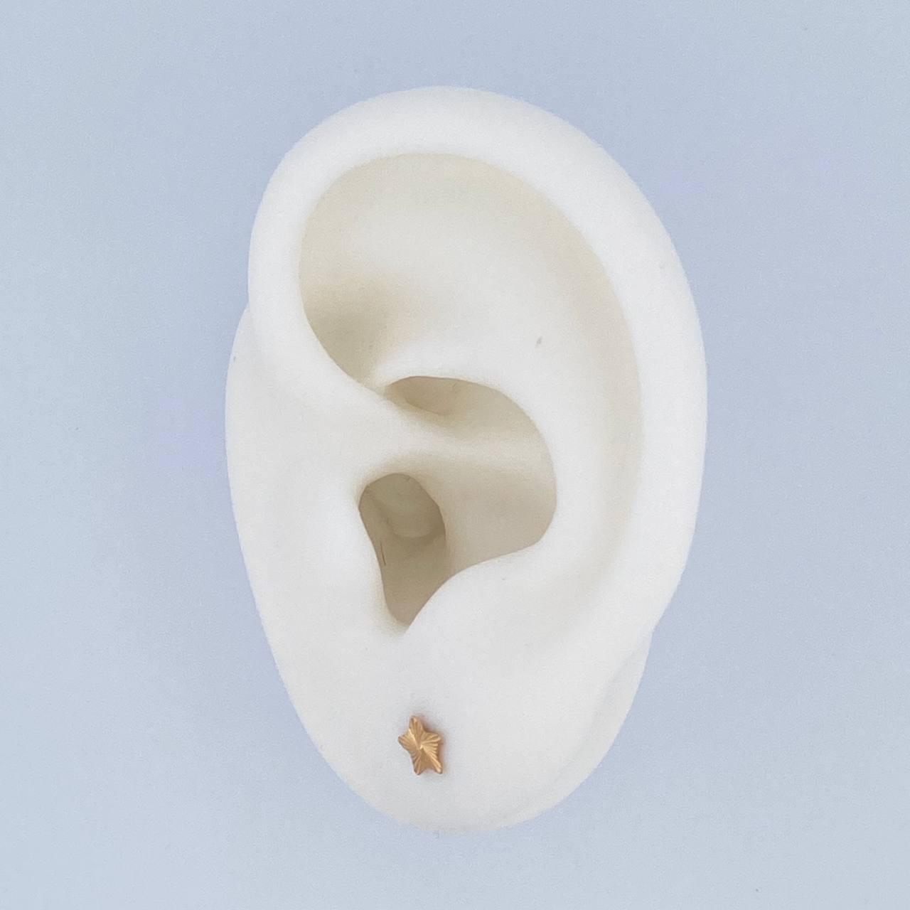 Stud Earrings Stud Earrings. 0.45gr / 18K Gold &